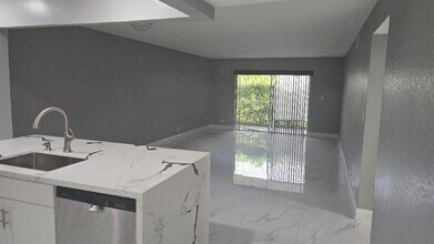 3000 Riverside Dr in Coral Springs, FL - Building Photo - Building Photo