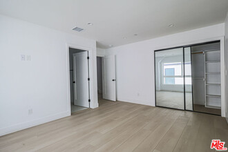 11810 Gilmore St in Los Angeles, CA - Building Photo - Building Photo