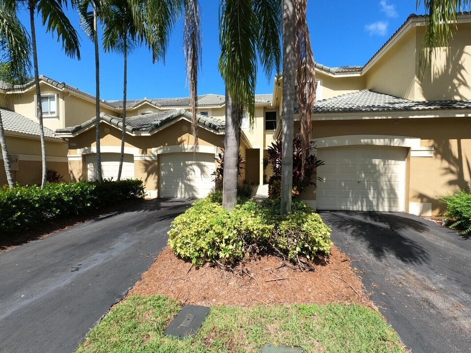 2223 Pasadena Way in Weston, FL - Building Photo