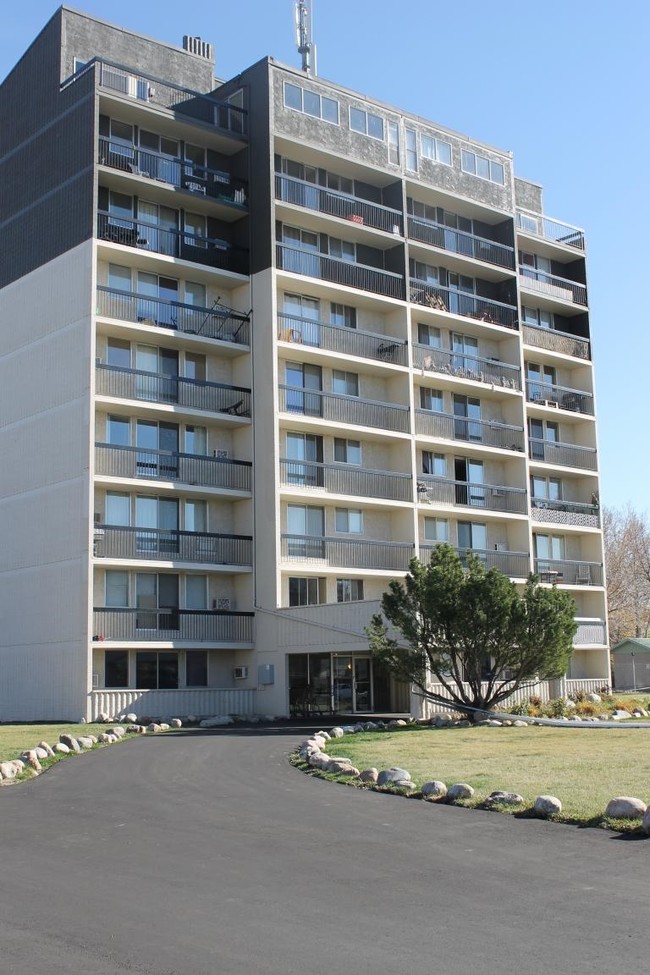 Cumberland Towers in Lethbridge, AB - Building Photo - Building Photo