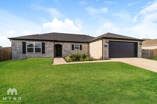 1020 Autumn Royal Ave in Lowell, AR - Building Photo