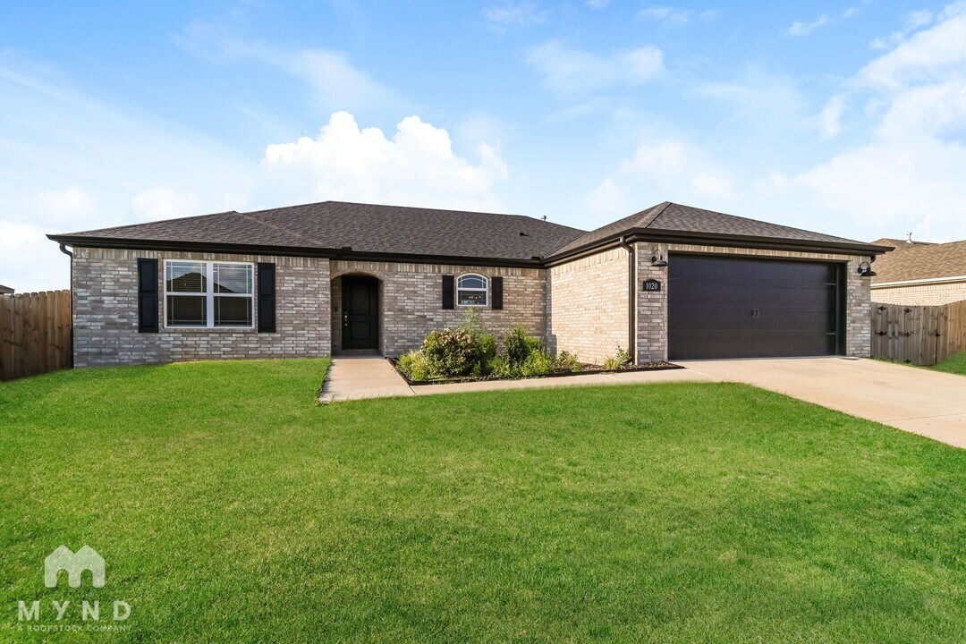 1020 Autumn Royal Ave in Lowell, AR - Foto de edificio