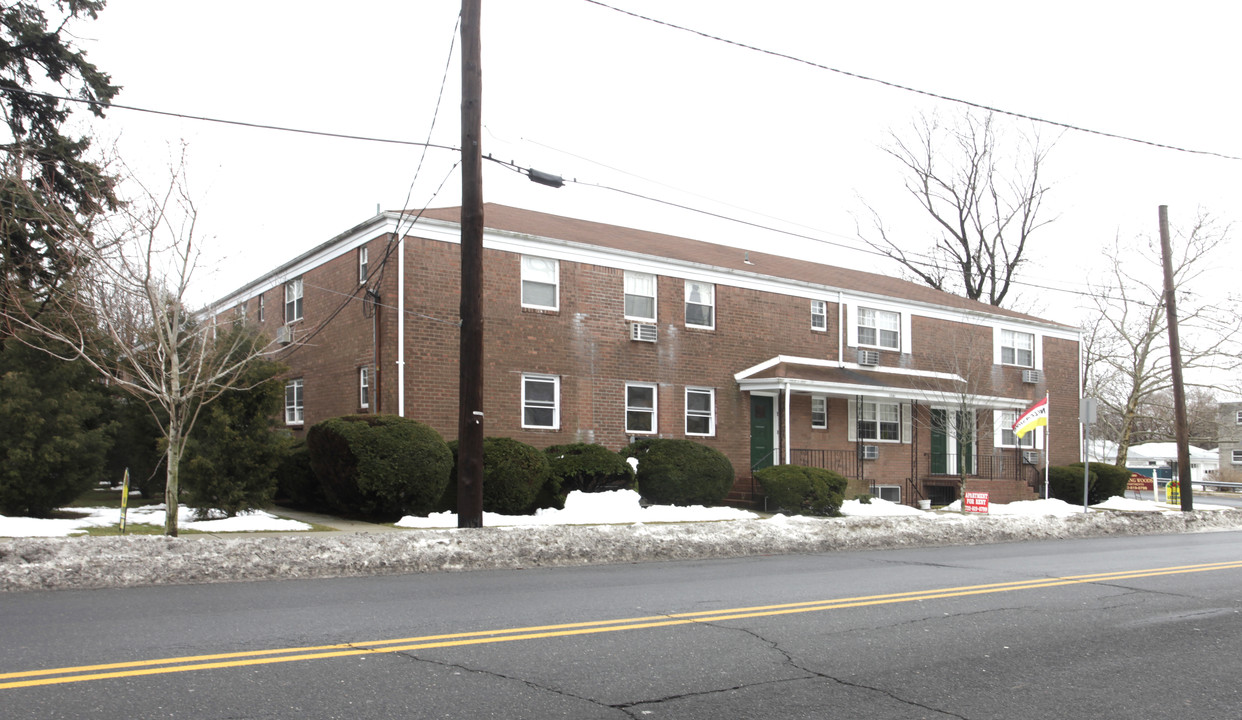 John R Giaquinto Apartments in Edison, NJ - Foto de edificio