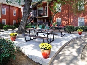 Lakeshire Place Apartment Homes in Webster, TX - Foto de edificio - Building Photo