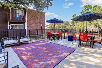 6 Eleven Lamar Apartments in Arlington, TX - Foto de edificio - Building Photo