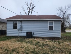 326 W Pierce St in Lebanon, MO - Foto de edificio - Building Photo