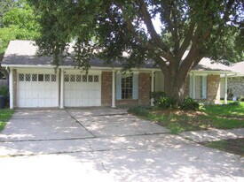 330 N Forest Blvd in Houston, TX - Building Photo