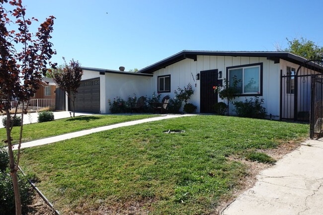 38467 36th St E in Palmdale, CA - Building Photo - Building Photo