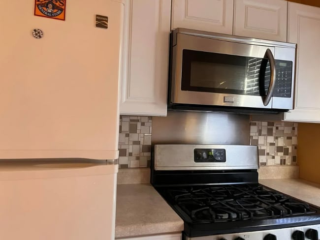 121 Dover St, Unit 2 in Fall River, MA - Foto de edificio - Building Photo