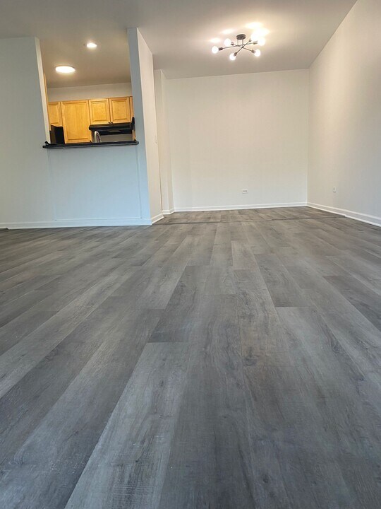 1919 Prairie Sq, Unit 123 in Schaumburg, IL - Foto de edificio