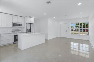 1773 Lauderdale Manor Dr in Fort Lauderdale, FL - Building Photo - Building Photo