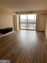 5300 Holmes Run Pkwy in Alexandria, VA - Foto de edificio - Building Photo