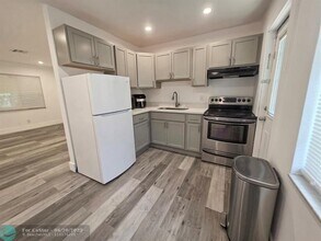 2432 Sherman St in Hollywood, FL - Foto de edificio - Building Photo