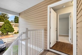 12513 NE 130th Way in Kirkland, WA - Foto de edificio - Building Photo