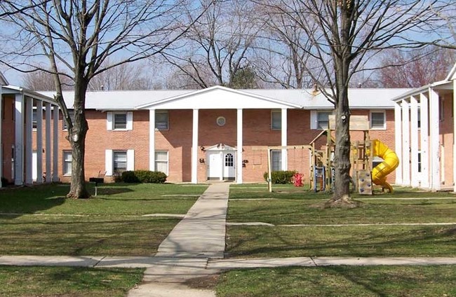 Colonial Court Apartments in Valparaiso, IN - Building Photo - Building Photo