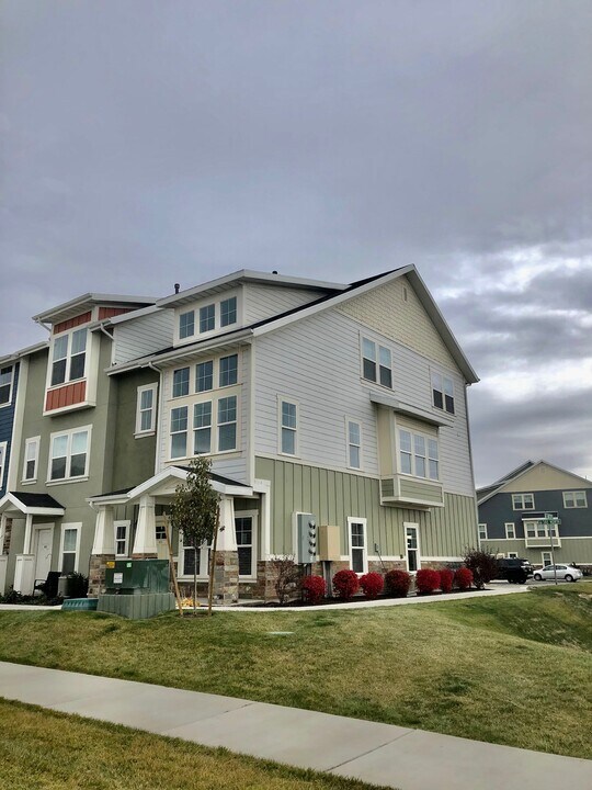 631 E 380 N, Unit Master Bedroom in Vineyard, UT - Foto de edificio