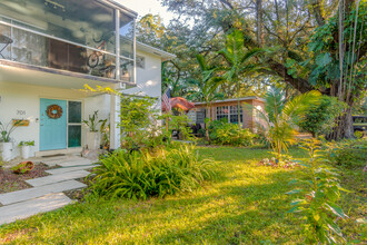 701 NE 164th St in North Miami Beach, FL - Building Photo - Building Photo