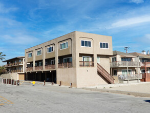 1001 Seal Way in Seal Beach, CA - Building Photo - Building Photo