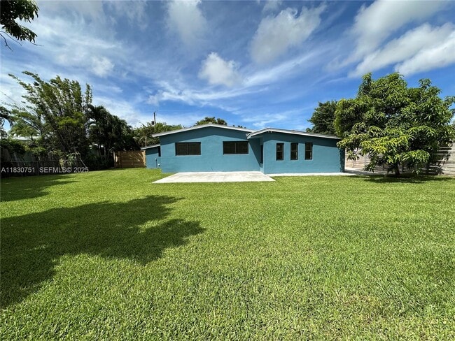 10230 Dolphin Rd in Cutler Bay, FL - Building Photo - Building Photo