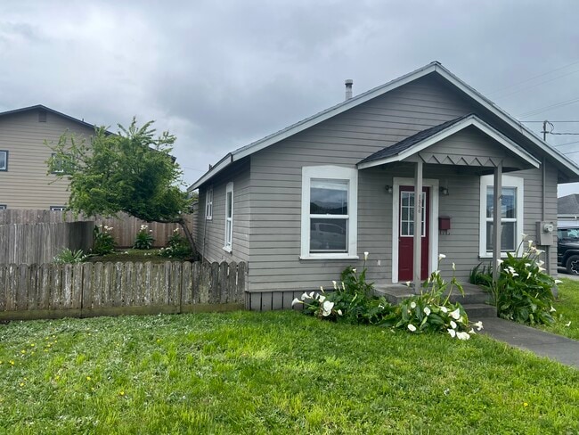 1566 Newburg Rd in Fortuna, CA - Foto de edificio - Building Photo