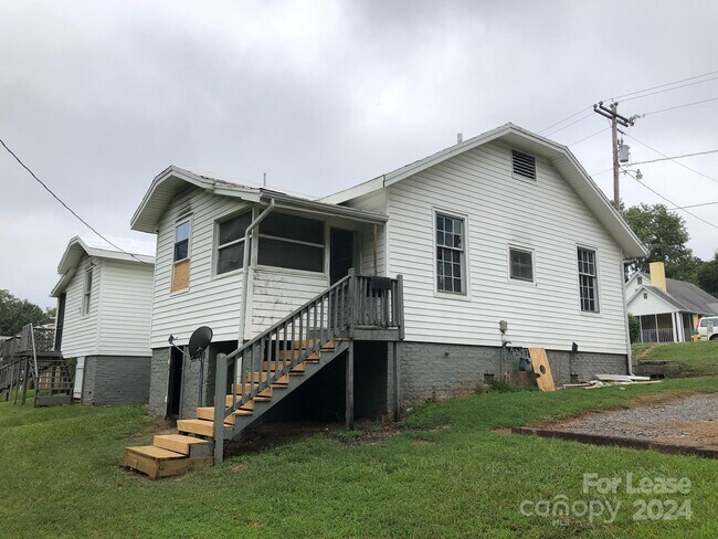 660 E Sharpe St in Statesville, NC - Foto de edificio - Building Photo