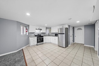 3353 W Evergreen Ave, Unit G in Chicago, IL - Foto de edificio - Building Photo