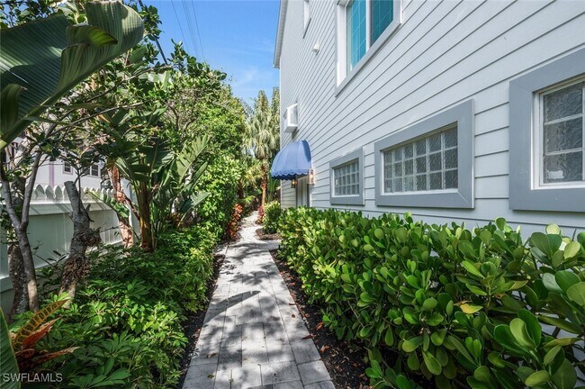 888 10th St S in Naples, FL - Building Photo - Building Photo