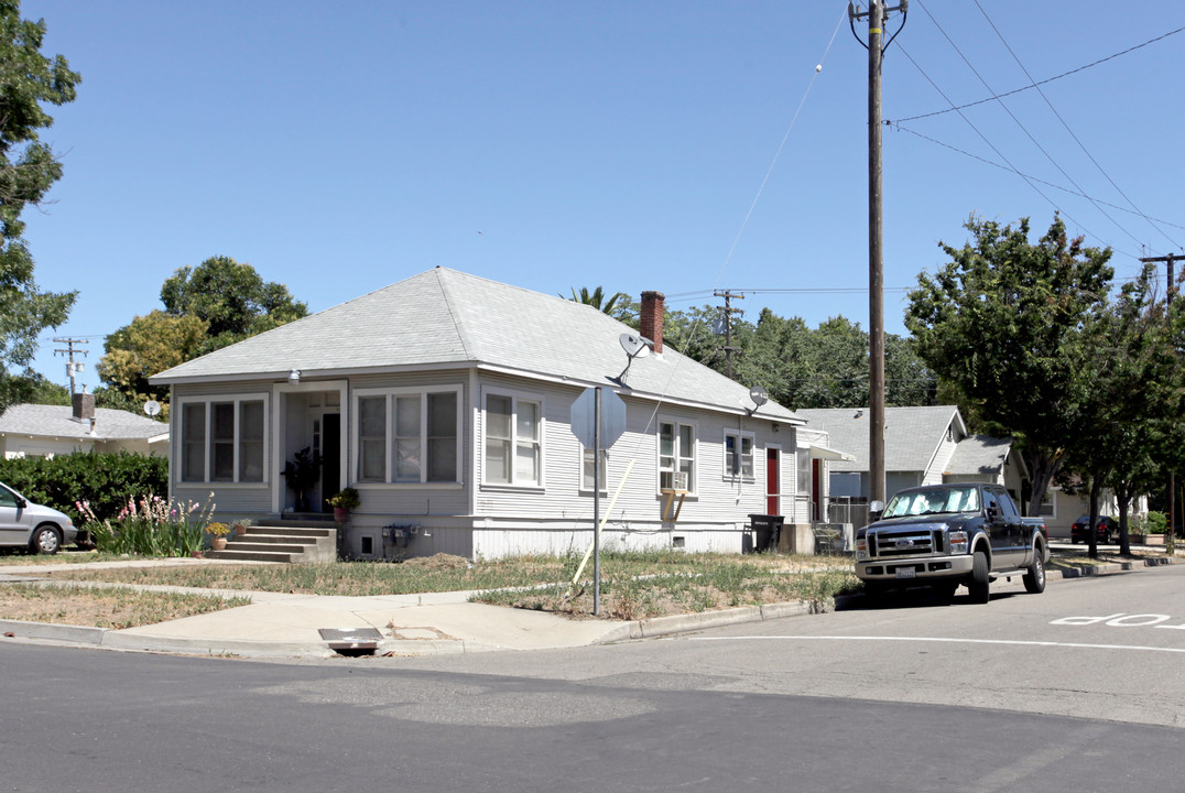 1205 E St in Modesto, CA - Foto de edificio