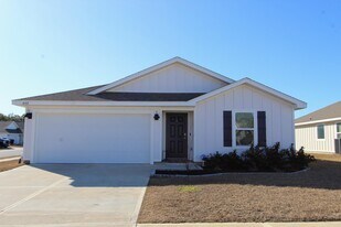 440 Scarborough St in Crestview, FL - Building Photo