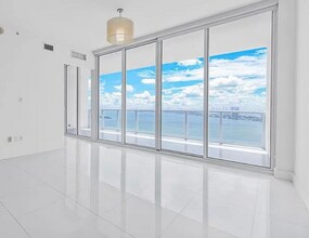 2020 N Bayshore Dr, Unit 2004 in Miami, FL - Building Photo - Building Photo