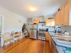 41 Belknap St, Unit 3 in Somerville, MA - Building Photo - Building Photo