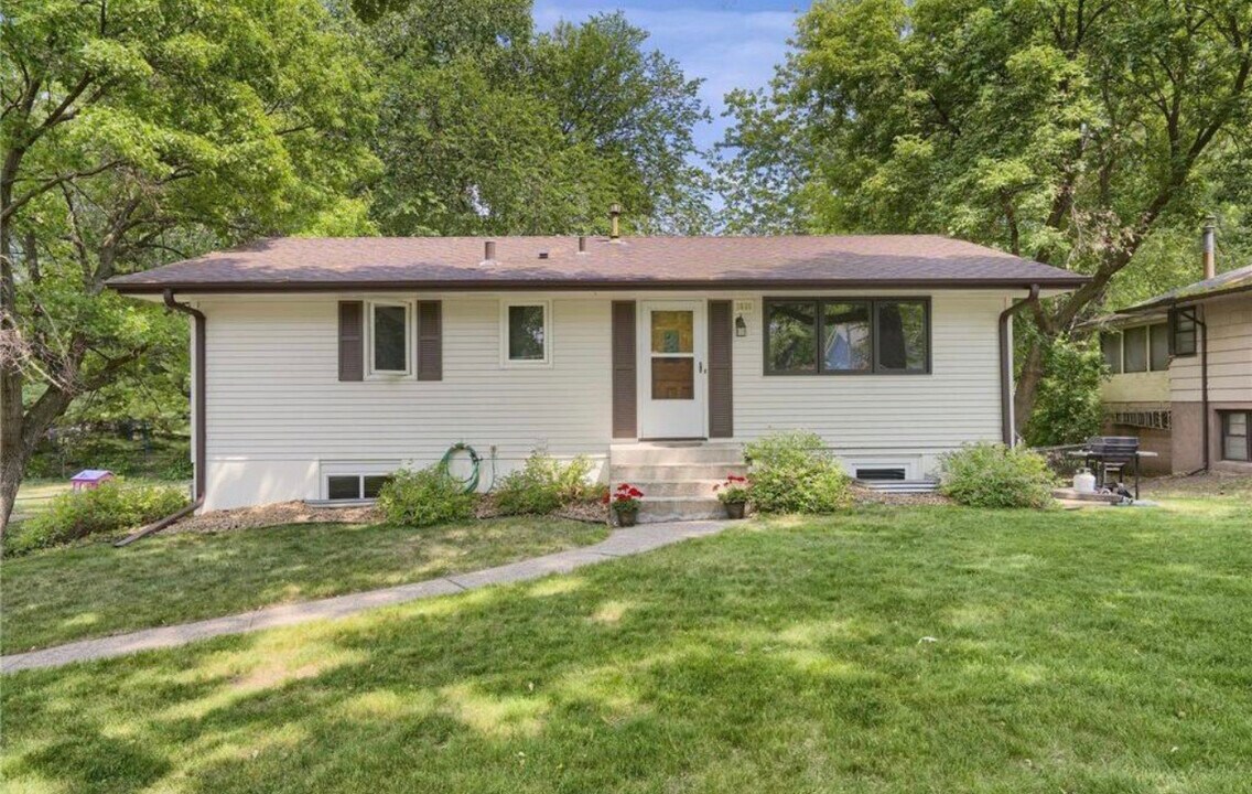 2630 Norwood Ln N in Plymouth, MN - Building Photo