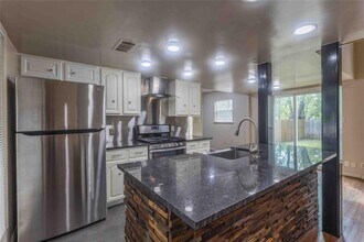 3901 Knollwood Dr in Austin, TX - Building Photo - Building Photo