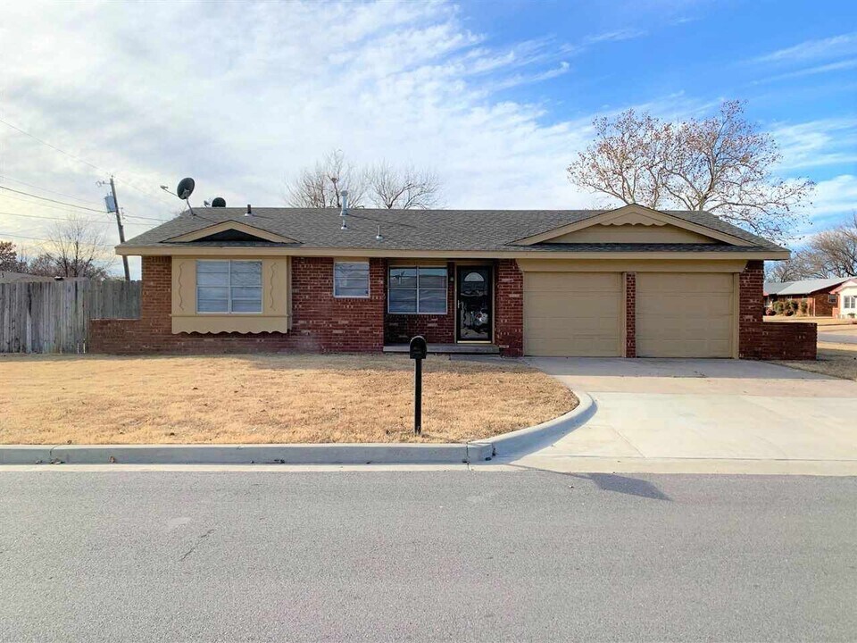 1001 SE Alta Ln in Lawton, OK - Building Photo