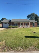 304 Royal Dr in Jacksonville, NC - Building Photo