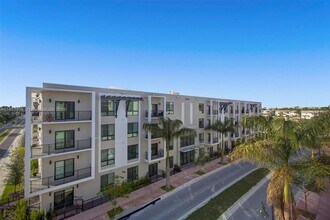 8265 NW 41st St in Doral, FL - Building Photo - Building Photo