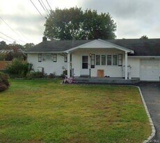 82 Clark St in West Babylon, NY - Building Photo