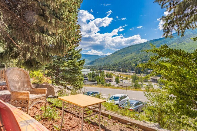 2427 Chamonix Ln in Vail, CO - Building Photo - Building Photo