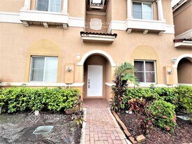 6022 Woodlands Blvd in Tamarac, FL - Building Photo