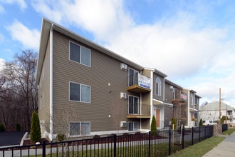 River Breeze Apartments in North Providence, RI - Building Photo - Building Photo