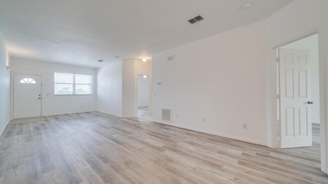 5612 Rose Garden Rd in Cape Coral, FL - Foto de edificio - Building Photo