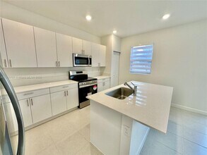 114 SW 184th Pl in Pembroke Pines, FL - Building Photo - Building Photo