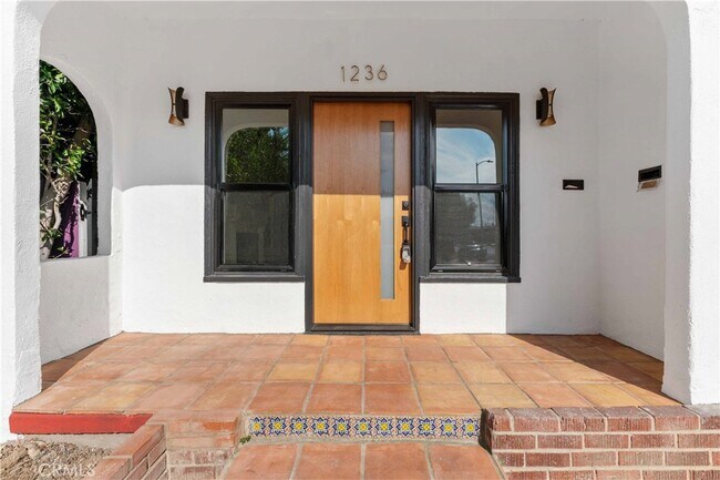 1236 Cloverdale Ave in Los Angeles, CA - Building Photo - Building Photo