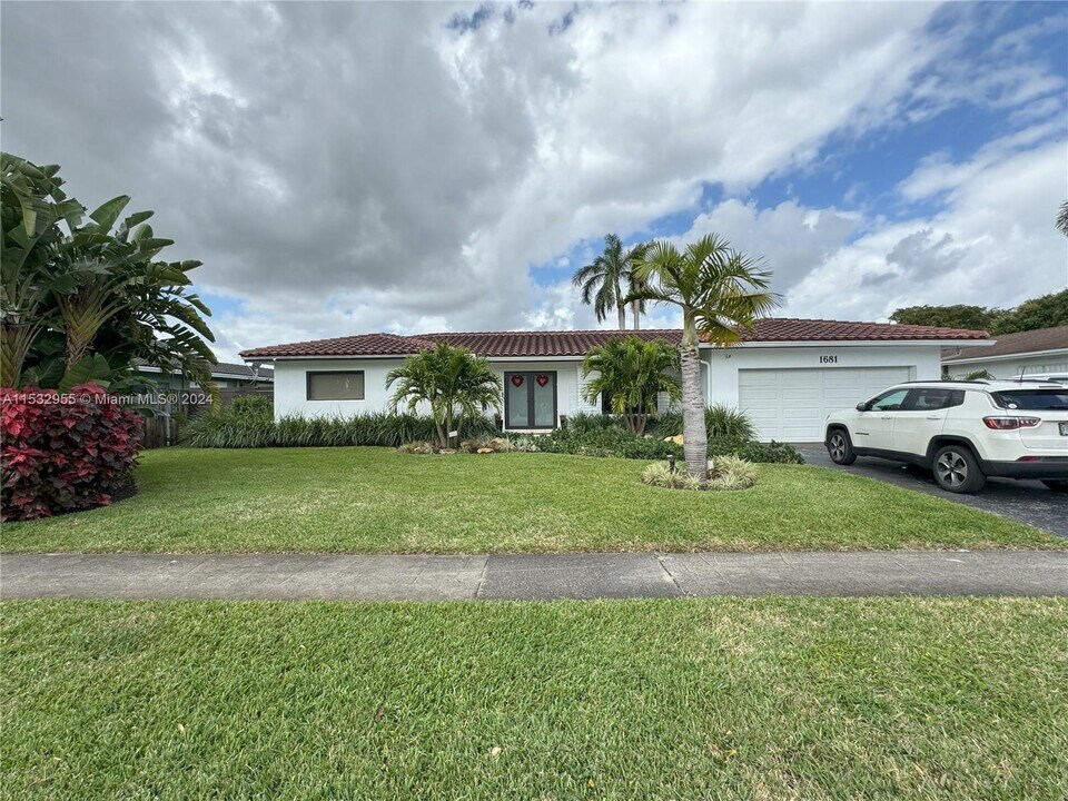 1681 SW 55th Ave-Unit -0 in Plantation, FL - Building Photo