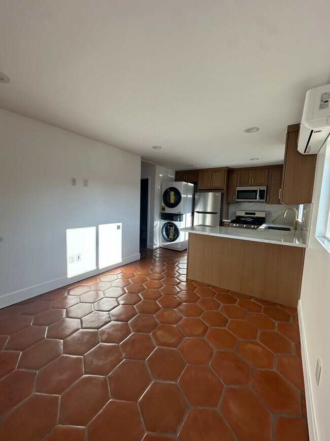 8409 Adoree St, Unit Casita in Downey, CA - Foto de edificio - Building Photo