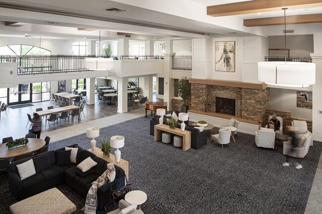 Woodland Village Senior Apartments in San Marcos, CA - Foto de edificio - Building Photo