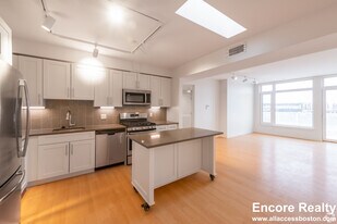 77 New St in Cambridge, MA - Building Photo