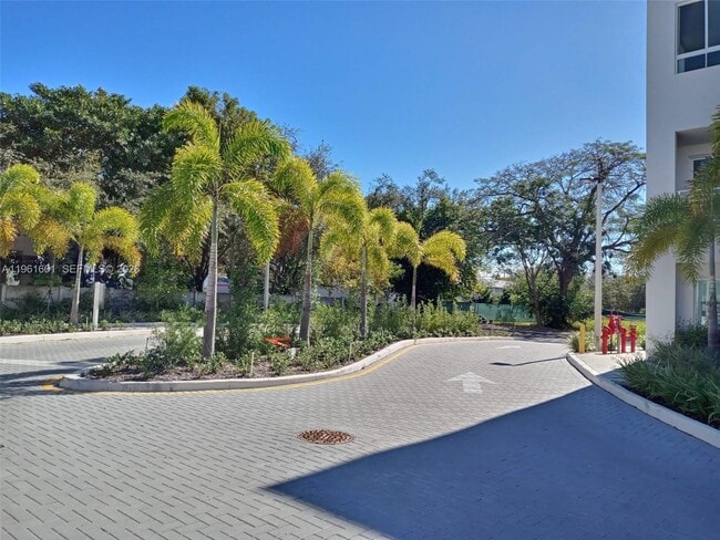 2555 NE 193rd St in Miami, FL - Building Photo - Building Photo