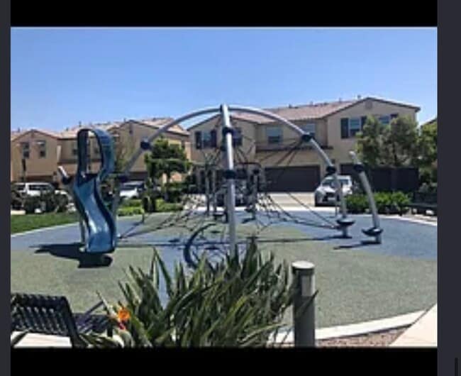 1584 Santa Carolina in San Diego, CA - Foto de edificio - Building Photo