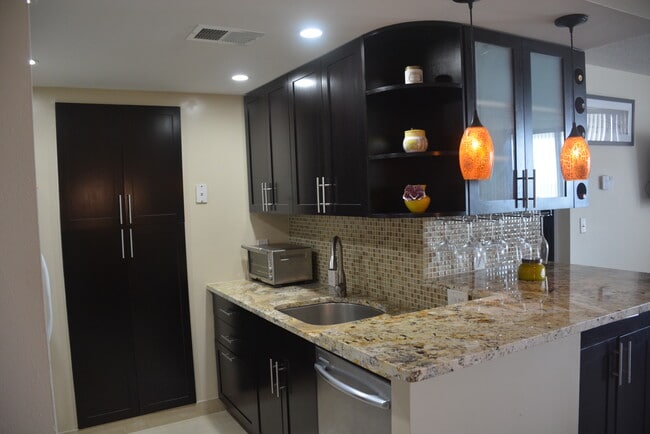 111 Briny Ave, Unit #2012 in Pompano Beach, FL - Foto de edificio - Building Photo